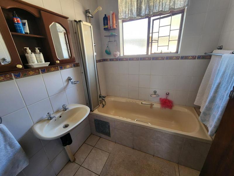 To Let 4 Bedroom Property for Rent in Valhalla Gauteng