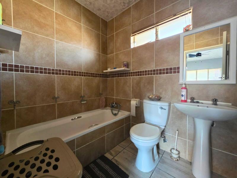 2 Bedroom Property for Sale in Glen Marais Gauteng