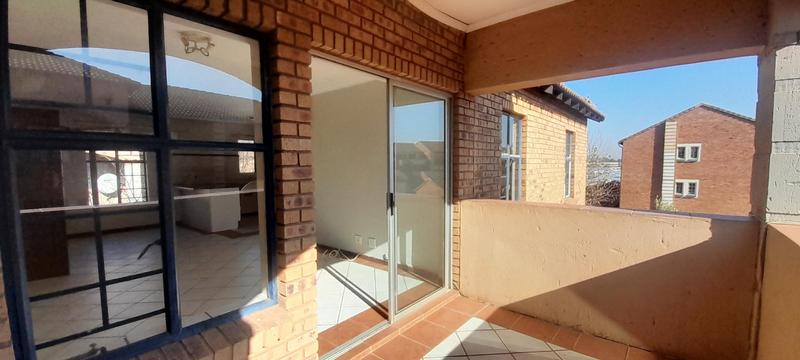 To Let 2 Bedroom Property for Rent in Die Hoewes Gauteng