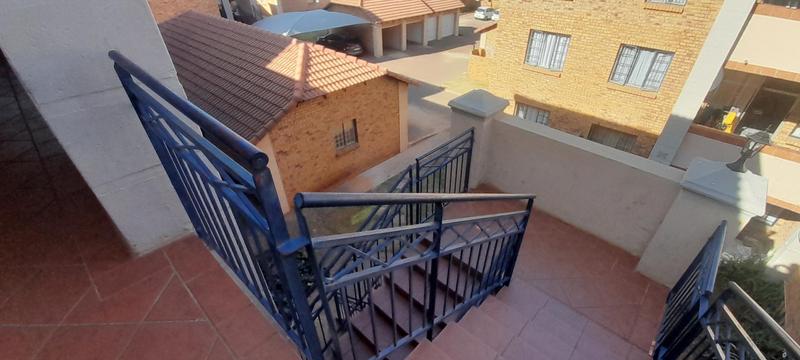 To Let 2 Bedroom Property for Rent in Die Hoewes Gauteng