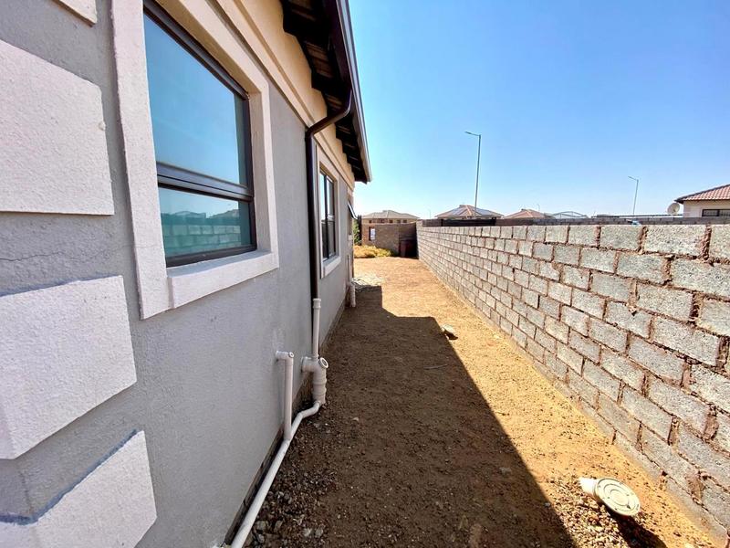 To Let 3 Bedroom Property for Rent in Azaadville Gardens Gauteng