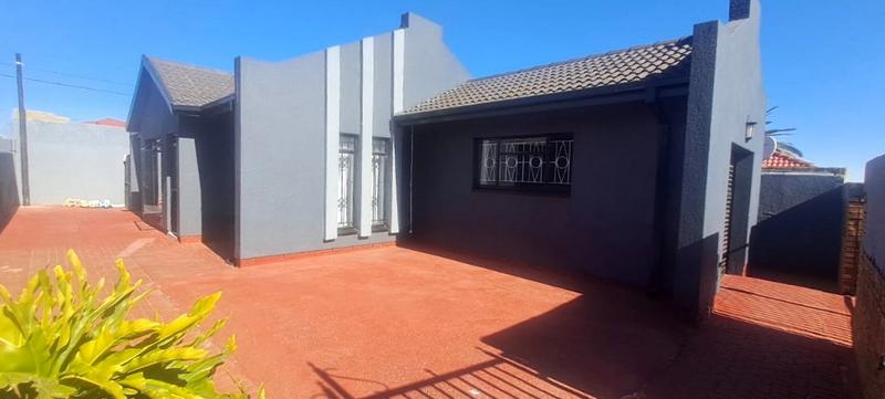 3 Bedroom Property for Sale in Protea North Gauteng
