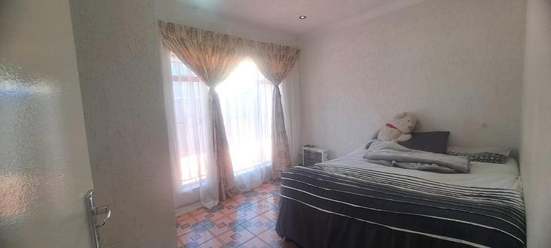 3 Bedroom Property for Sale in Protea North Gauteng