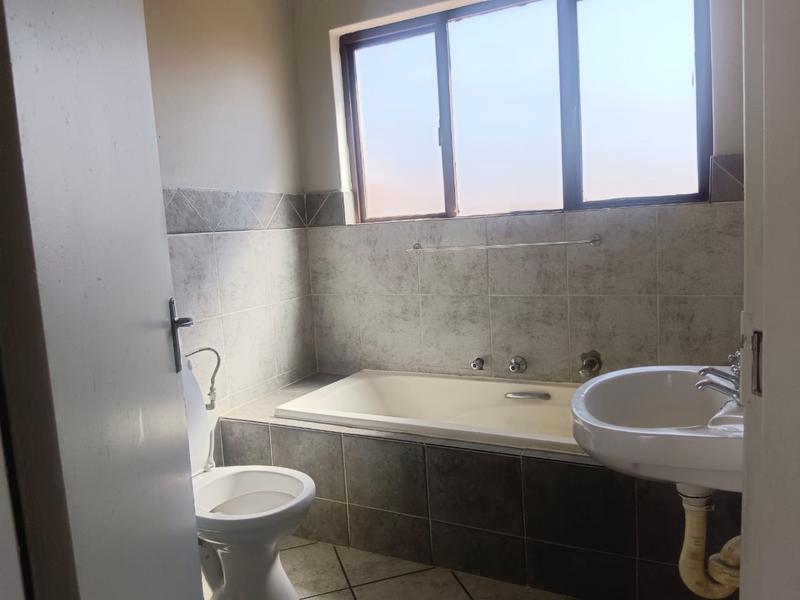 To Let 2 Bedroom Property for Rent in Mondeor Gauteng