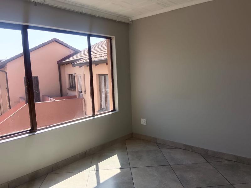 To Let 2 Bedroom Property for Rent in Mondeor Gauteng