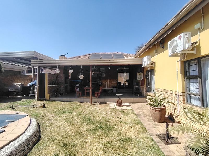 To Let 3 Bedroom Property for Rent in Amberfield Manor Gauteng