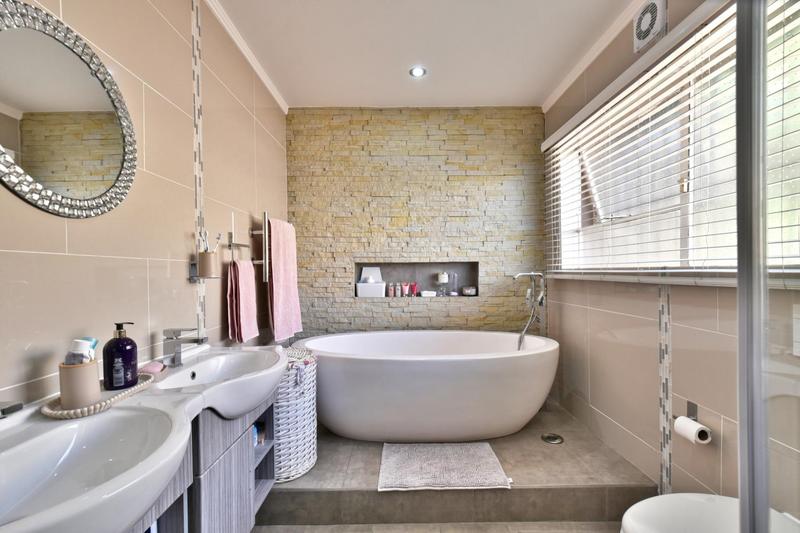 4 Bedroom Property for Sale in Mulbarton Gauteng