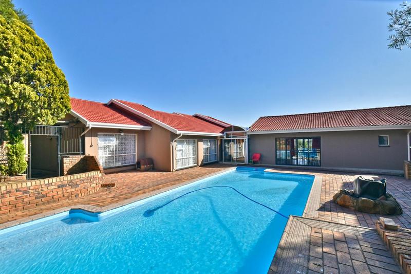 4 Bedroom Property for Sale in Mulbarton Gauteng