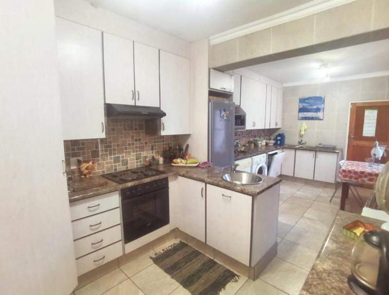 2 Bedroom Property for Sale in Brackenhurst Gauteng