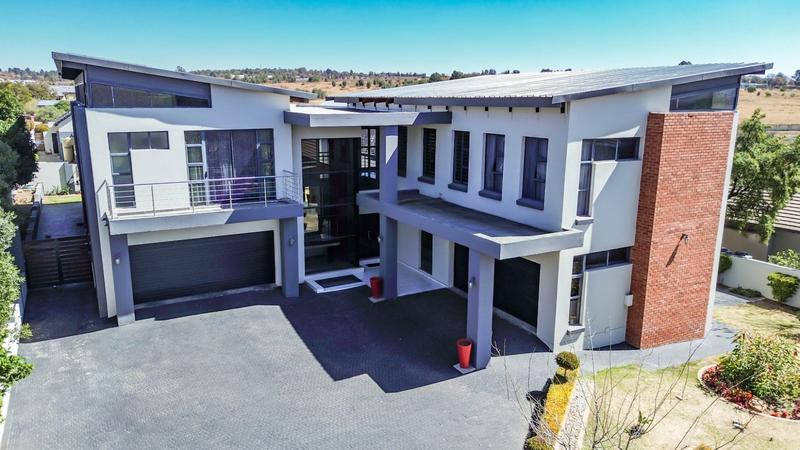 5 Bedroom Property for Sale in Copperleaf Estate Gauteng