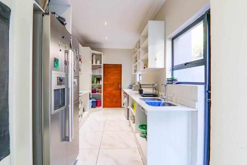5 Bedroom Property for Sale in Copperleaf Estate Gauteng