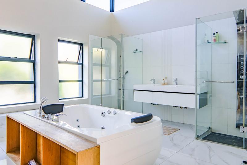 5 Bedroom Property for Sale in Copperleaf Estate Gauteng