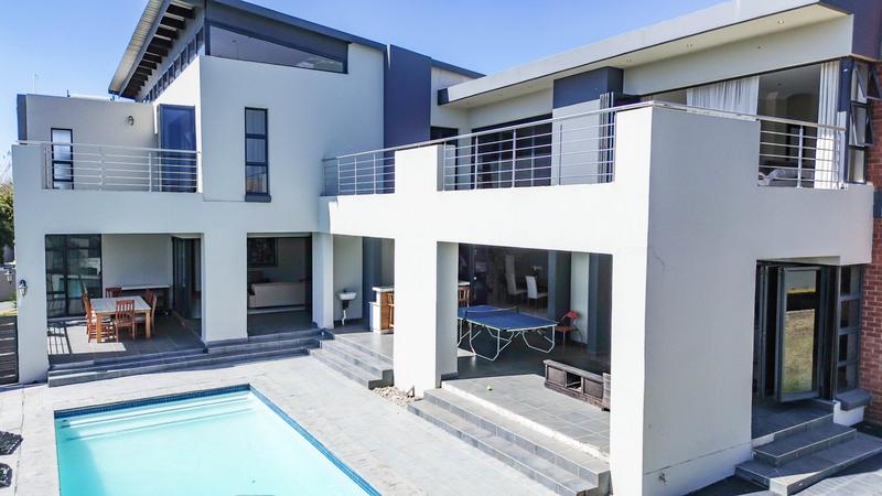 5 Bedroom Property for Sale in Copperleaf Estate Gauteng
