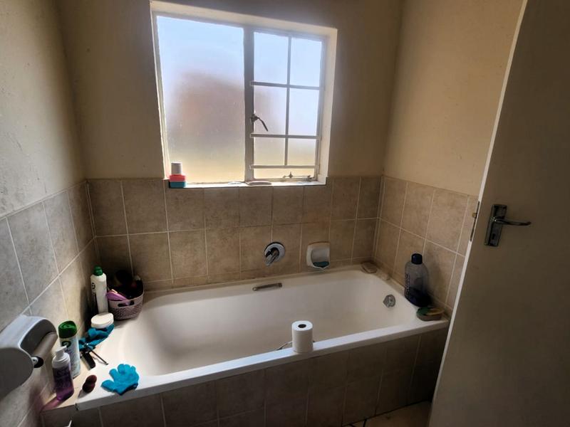 2 Bedroom Property for Sale in Heuweloord Gauteng