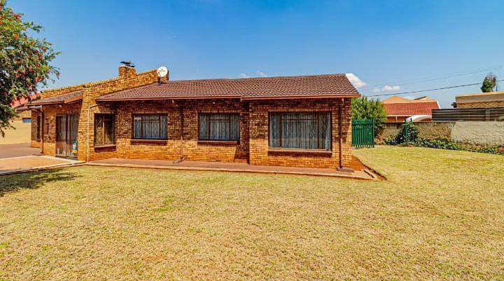4 Bedroom Property for Sale in Spruit View Gauteng