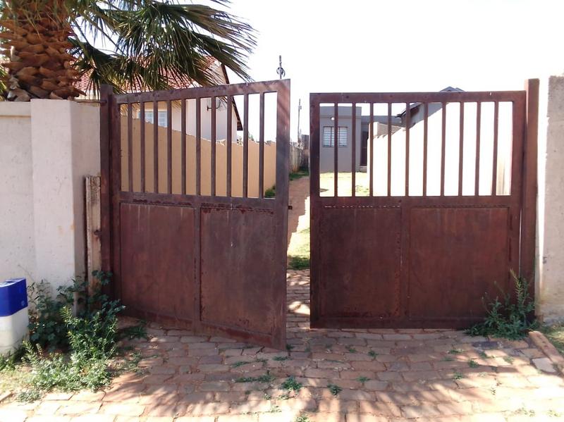 To Let 2 Bedroom Property for Rent in Zakariyya Park Gauteng