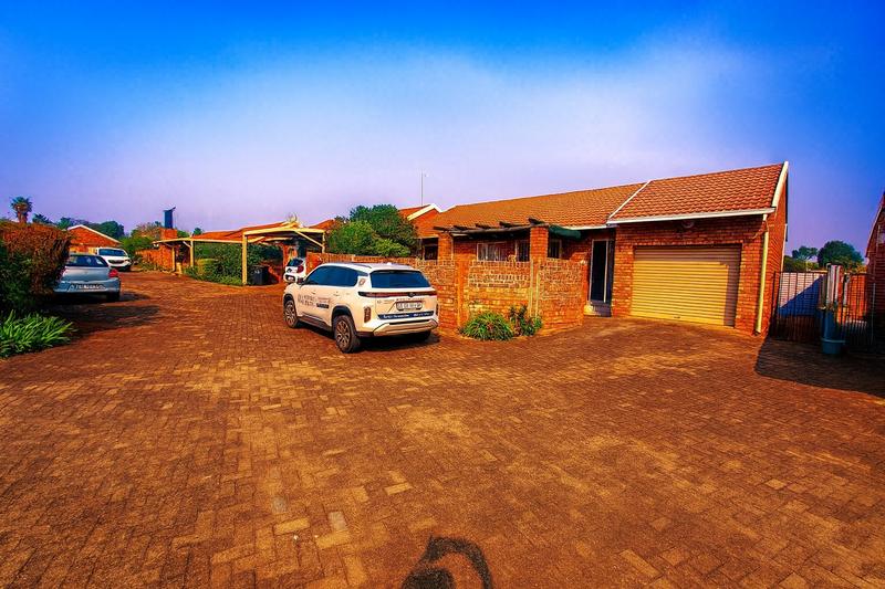 2 Bedroom Property for Sale in Pierre Van Ryneveld Gauteng