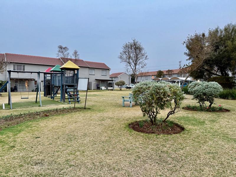 To Let 2 Bedroom Property for Rent in Greenstone Hill Gauteng