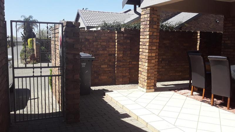 To Let 2 Bedroom Property for Rent in Amberfield Gauteng