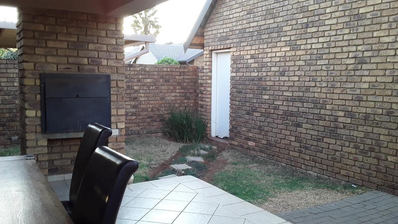 To Let 2 Bedroom Property for Rent in Amberfield Gauteng