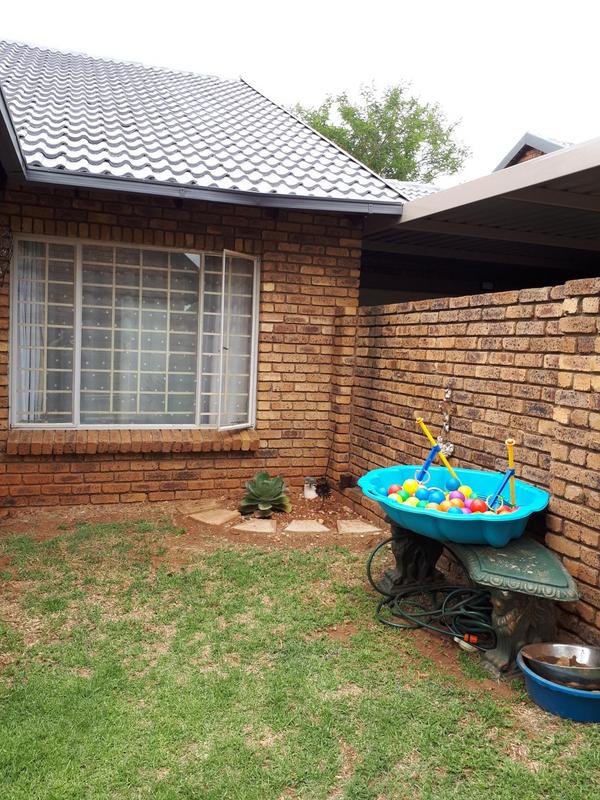 To Let 2 Bedroom Property for Rent in Amberfield Gauteng
