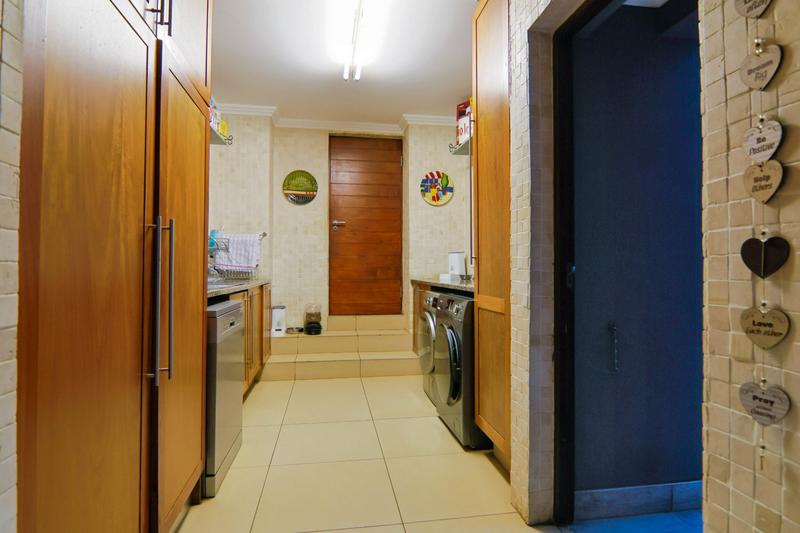 5 Bedroom Property for Sale in Copperleaf Estate Gauteng