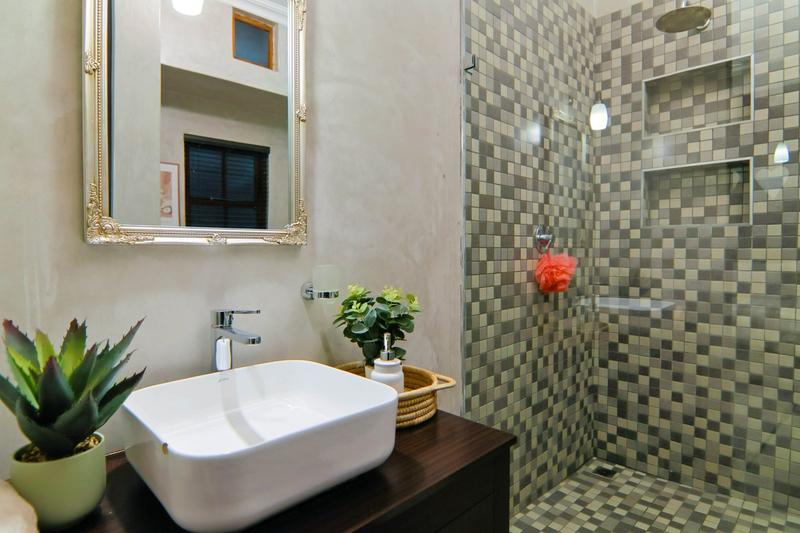 5 Bedroom Property for Sale in Copperleaf Estate Gauteng