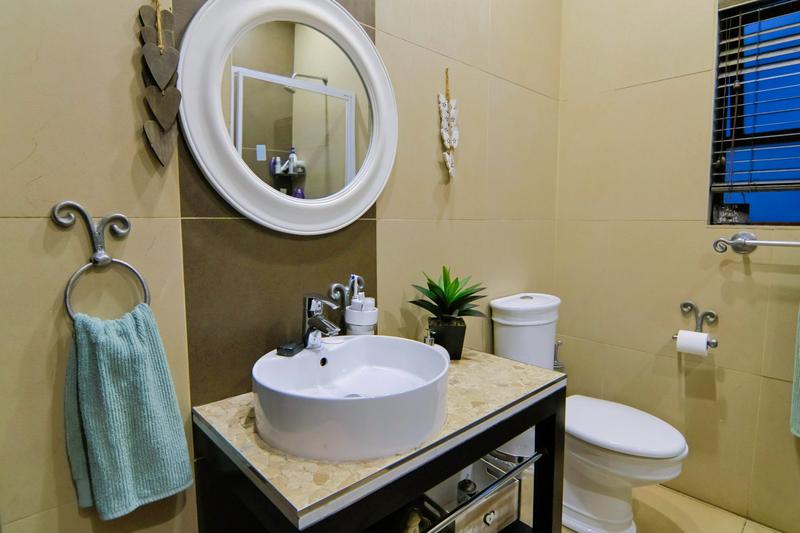 5 Bedroom Property for Sale in Copperleaf Estate Gauteng