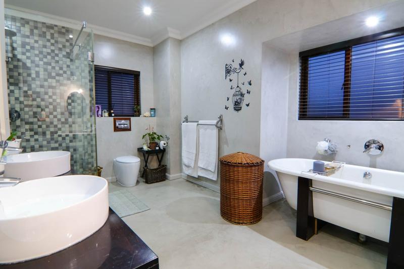 5 Bedroom Property for Sale in Copperleaf Estate Gauteng