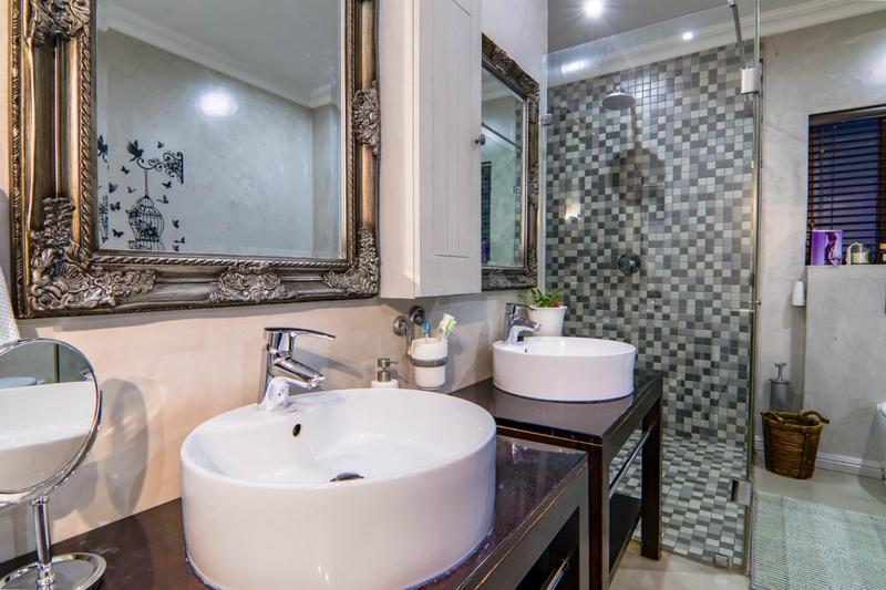 5 Bedroom Property for Sale in Copperleaf Estate Gauteng