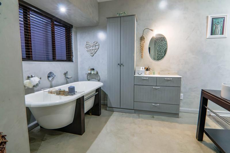 5 Bedroom Property for Sale in Copperleaf Estate Gauteng