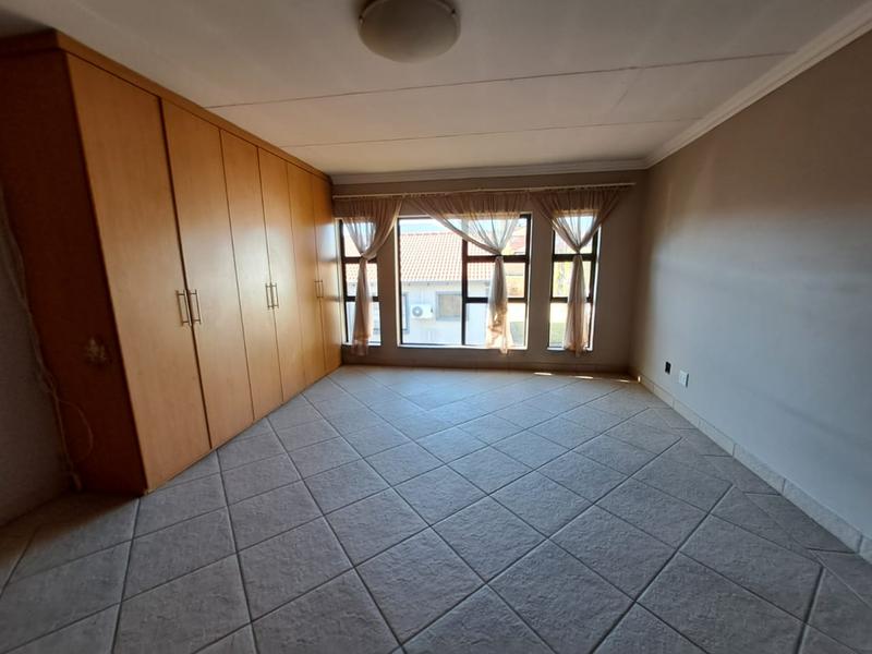 5 Bedroom Property for Sale in Amberfield Gauteng