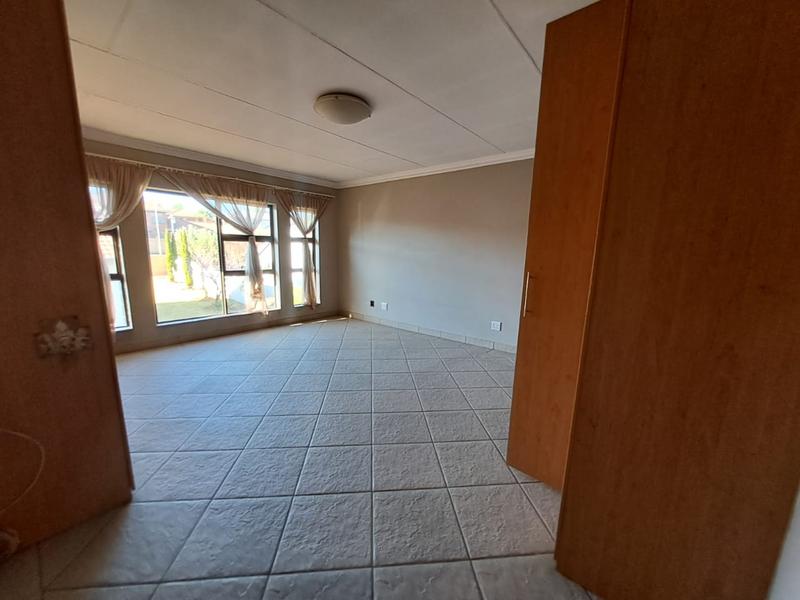 5 Bedroom Property for Sale in Amberfield Gauteng