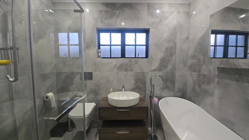 5 Bedroom Property for Sale in Ninapark Gauteng