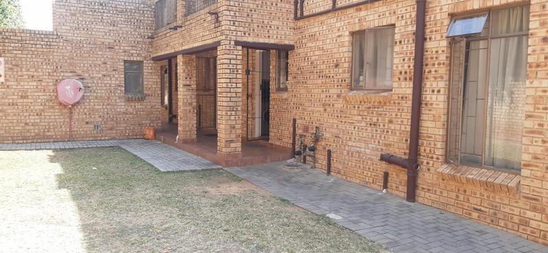 2 Bedroom Property for Sale in Honeydew Manor Gauteng