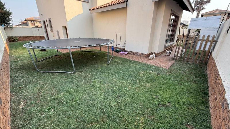 To Let 4 Bedroom Property for Rent in Kenleaf Gauteng