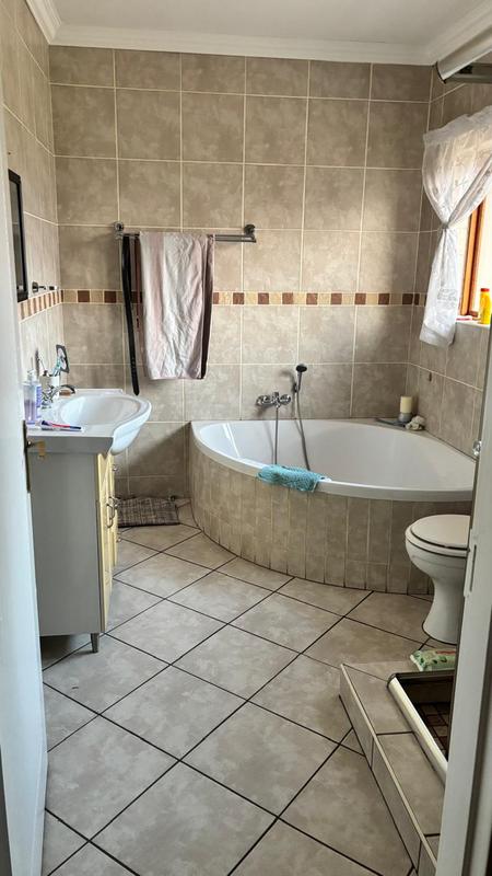To Let 4 Bedroom Property for Rent in Kenleaf Gauteng