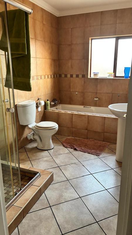 To Let 4 Bedroom Property for Rent in Kenleaf Gauteng