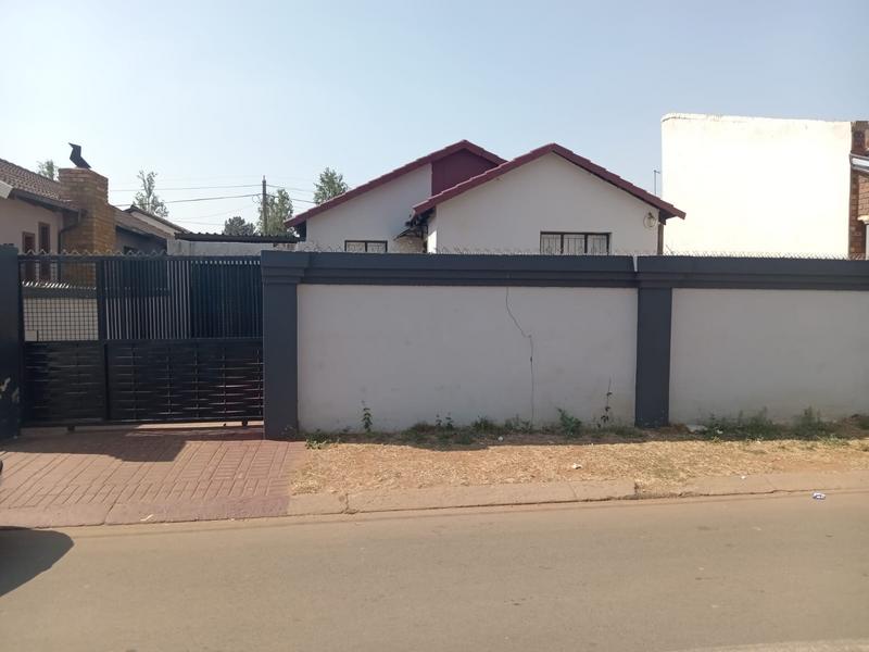 3 Bedroom Property for Sale in Chiawelo Gauteng