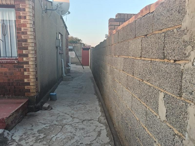 2 Bedroom Property for Sale in Molapo Gauteng
