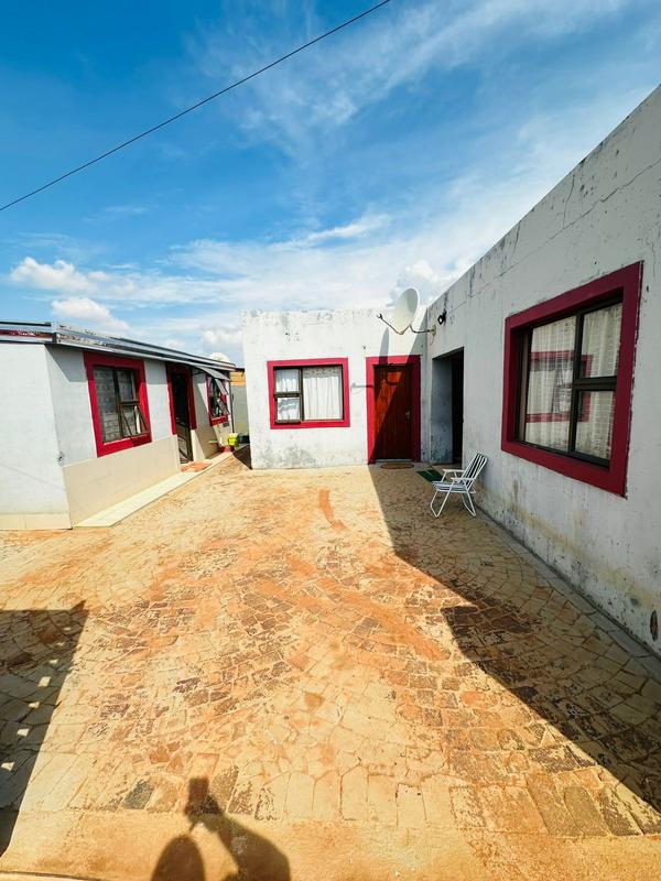 4 Bedroom Property for Sale in Braamfischerville Gauteng