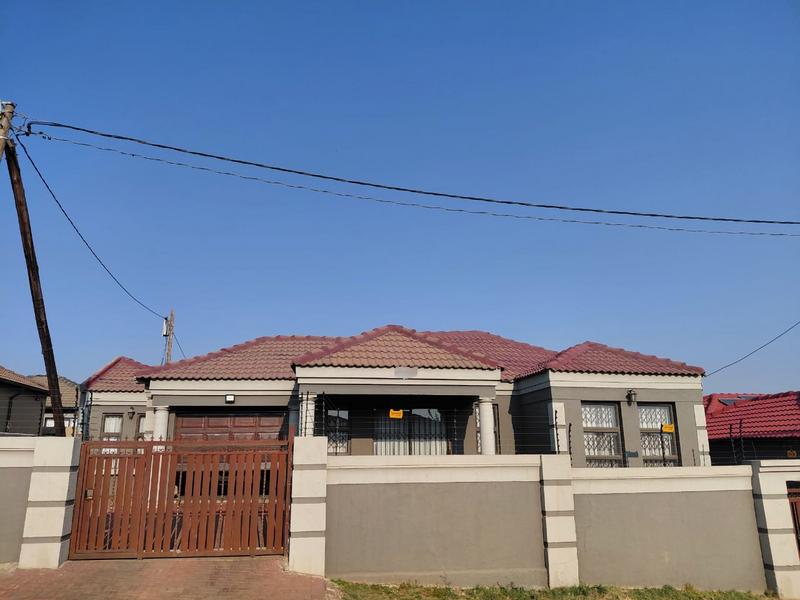 4 Bedroom Property for Sale in Clayville Gauteng