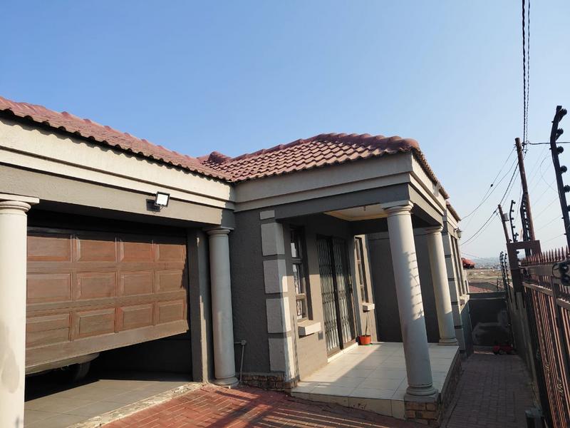 4 Bedroom Property for Sale in Clayville Gauteng