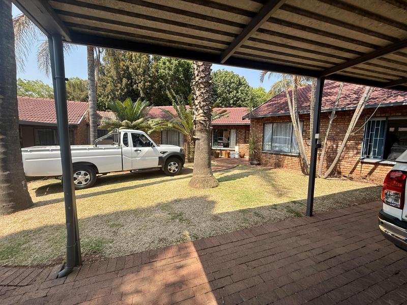 4 Bedroom Property for Sale in Rooihuiskraal Gauteng