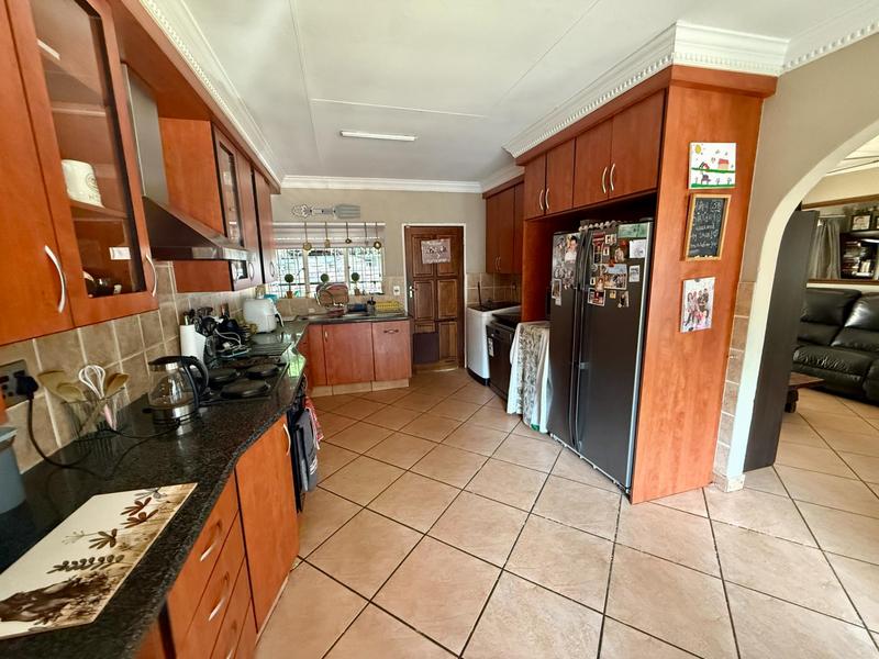 4 Bedroom Property for Sale in Rooihuiskraal Gauteng