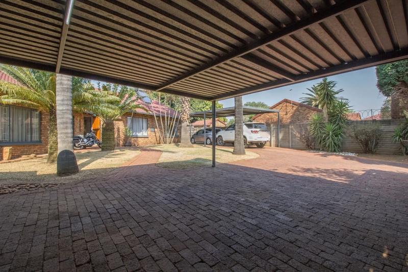4 Bedroom Property for Sale in Rooihuiskraal Gauteng