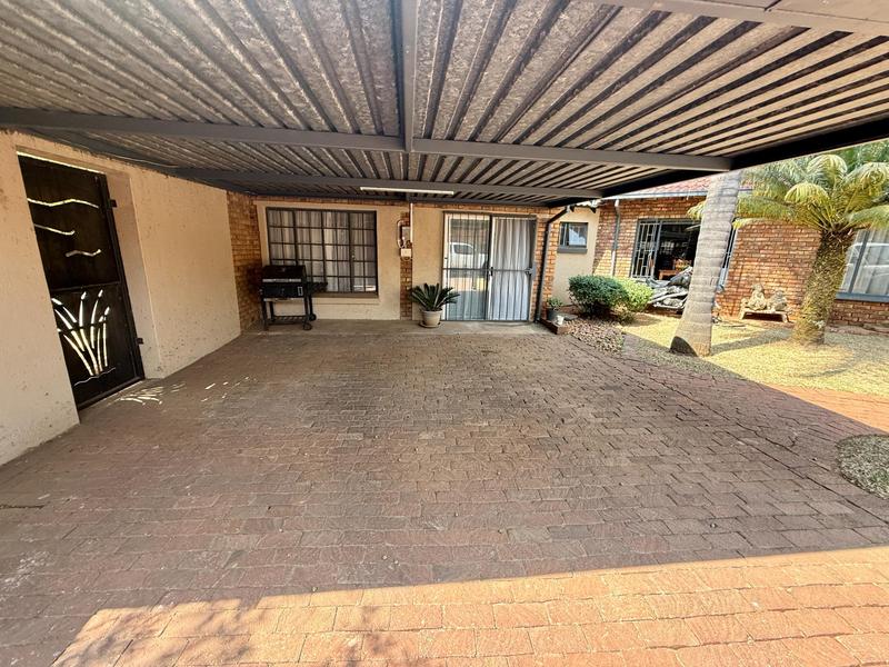 4 Bedroom Property for Sale in Rooihuiskraal Gauteng