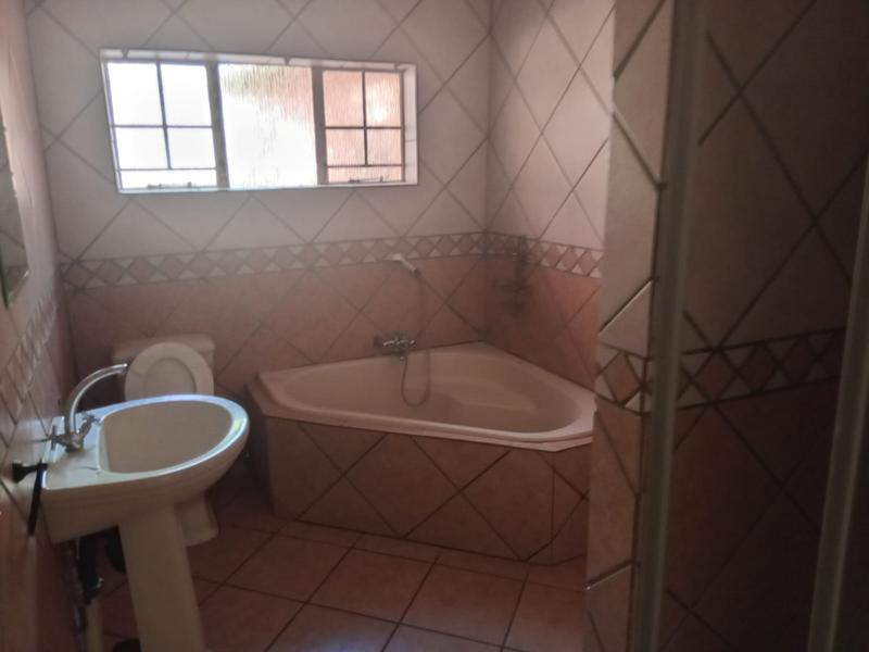 5 Bedroom Property for Sale in Wierda Park Gauteng