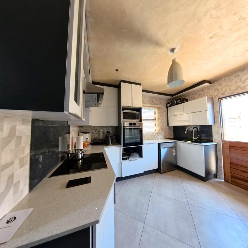 4 Bedroom Property for Sale in Olievenhoutbosch Gauteng