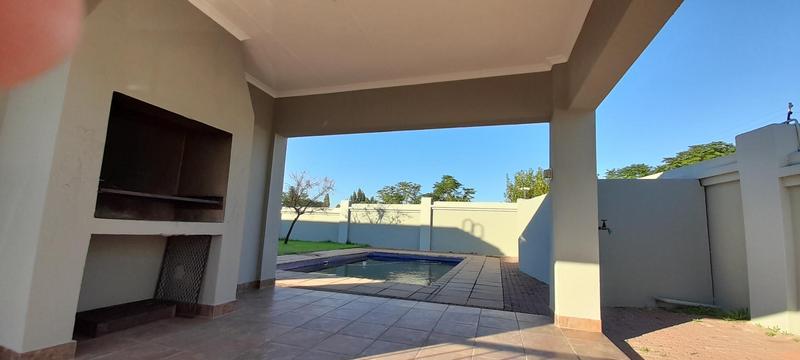 To Let 1 Bedroom Property for Rent in Buccleuch Gauteng